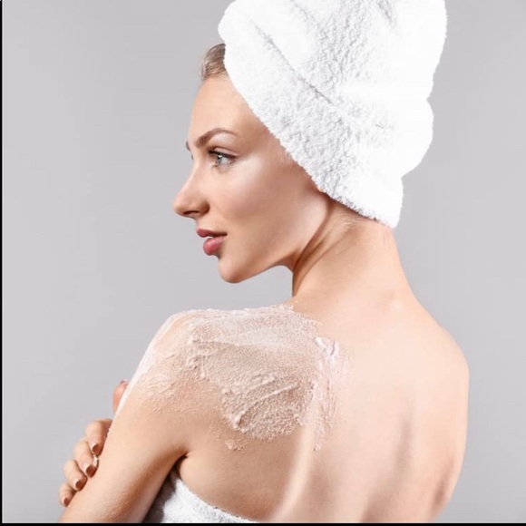 Tree Hut Strawberry Shea Sugar Scrub 18 oz. Exfoliating Hydrating Essential Oils - Picture 12 of 16